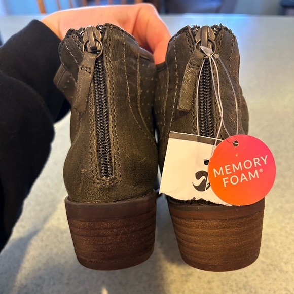 comfortiva hartley chelsea boot